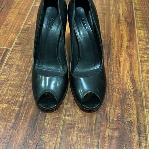 Gucci Elegant Black Peep-Toe Heels